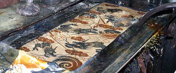 注染は染料を注いで糸を染めます