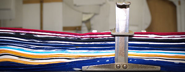 平らなテーブルに乗せて、固定